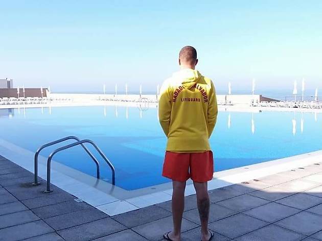 Piscina Municipal da Granja Na piscina municipal da Granja, num miradouro ou na praia. Aproveite o sol este fim-de-semana