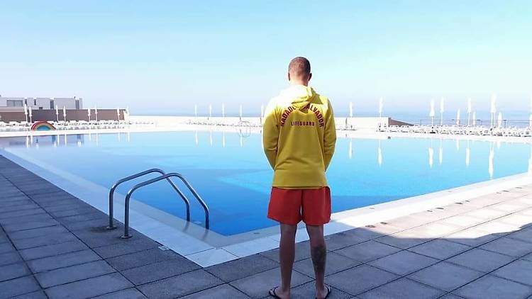 Na piscina municipal da Granja, num miradouro ou na praia. Aproveite o sol este fim-de-semana 