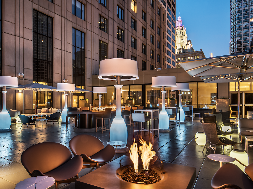 34 Best Rooftop Bars in Chicago to Check Out