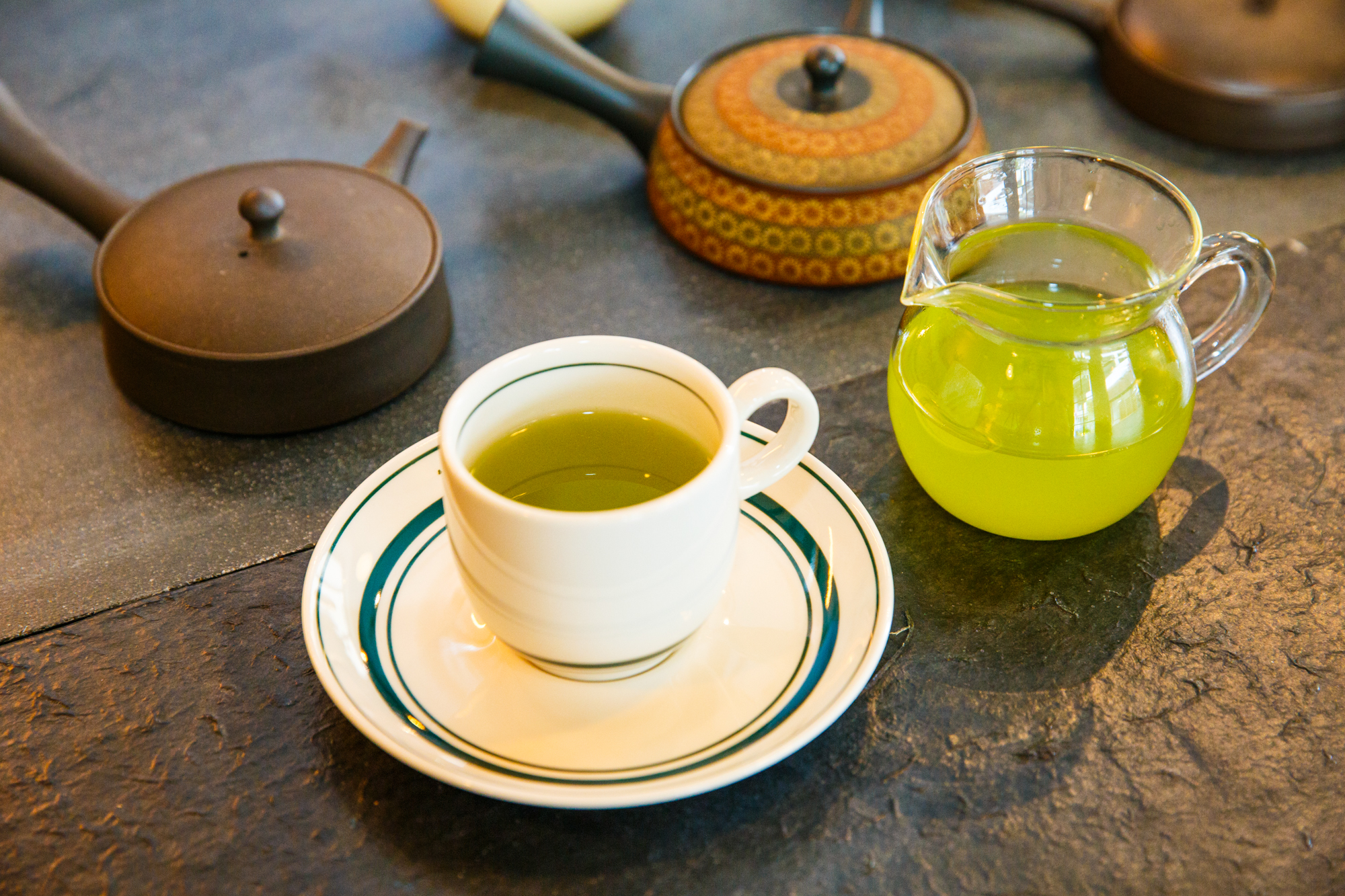 После обеда подали чай. Зеленый чай. Красивая подача чая. Чай зеленый подача. Зеленый чай в ресторане.