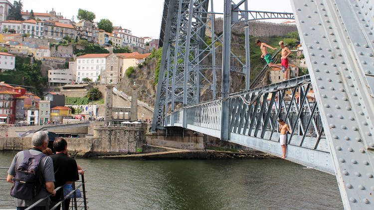 Watch kids jump off the D. Luís I Bridge