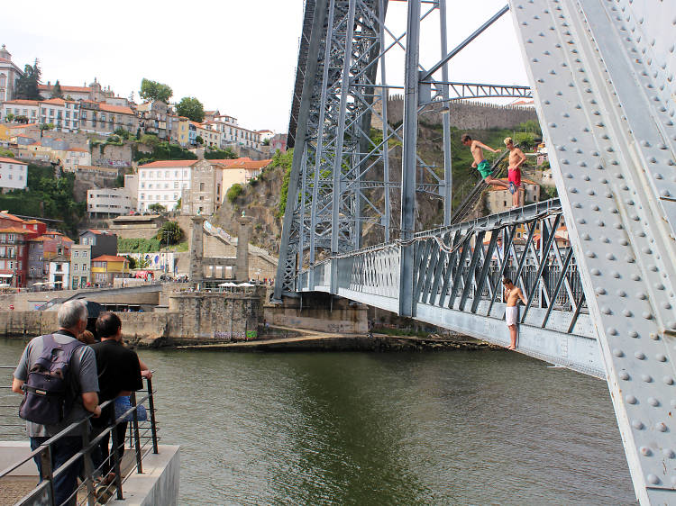 Watch kids jump off the D. Luís I Bridge
