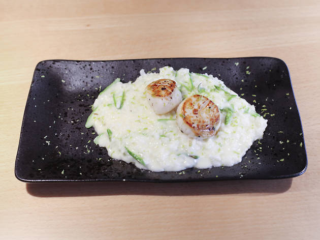 Vieiras grelhadas com risoto de espargos e lima Vieiras grelhadas com risoto de espargos e lima