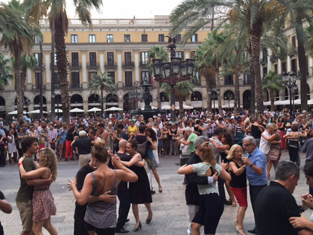 Milonga a cielo abierto en la plaça Reial Milonga a cielo abierto en la plaça Reial