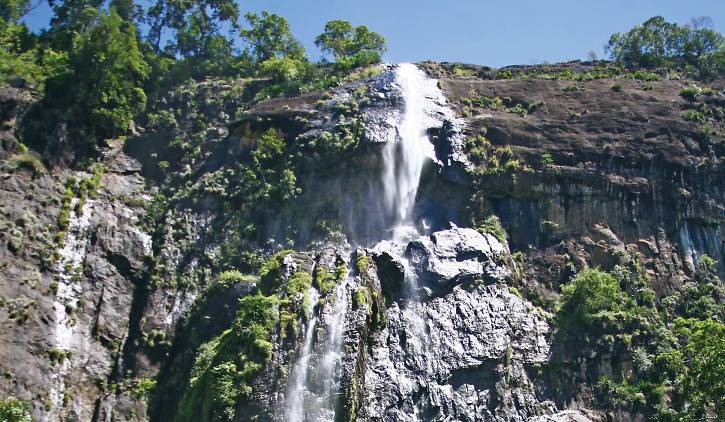 The picturesque Diyaluma falls