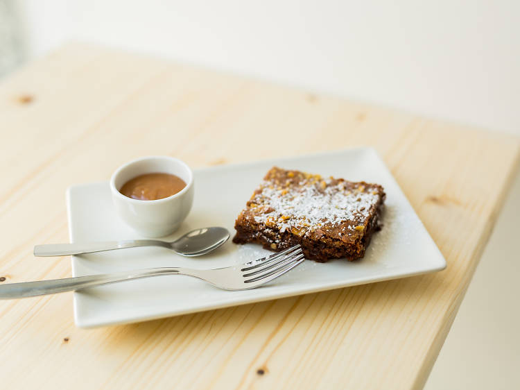 Tome um café e coma um brownie na Baronesa às claras