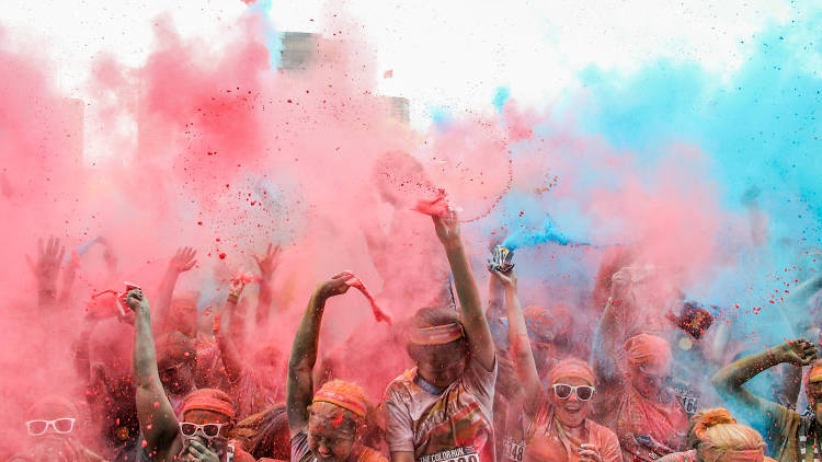 People throwing paint at the Colour Run.