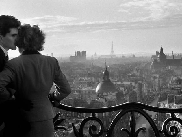 La plus grosse rétrospective de Willy Ronis à Paris, et gratuite © Willy Ronis. Les amoureux de la Bastille, Paris, 1957.