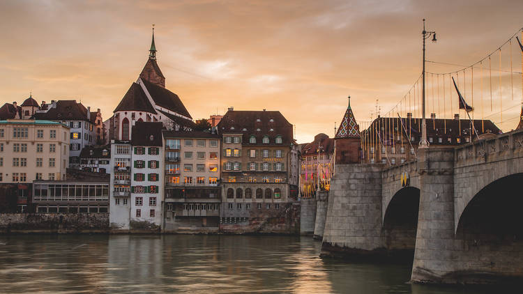 Bâle, ville piétonne. Profiter de ses rues piétonnes pour s’extasier devant sa richesse architecturale et artistique.