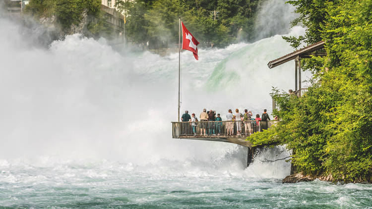 Aller voir les chutes du Rhin, les plus grandes chutes d’eau d’Europe