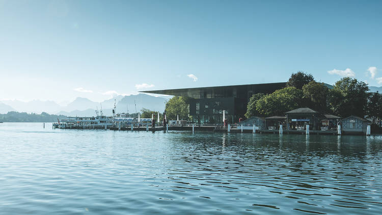 Le café du KKL (Centre de la culture et des congrès de Lucerne), construit selon les plans de l'architecte Jean Nouvel