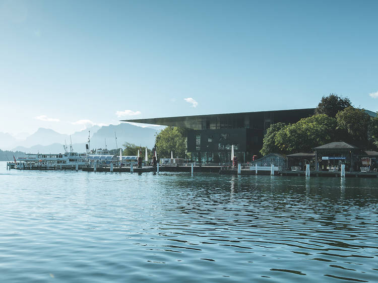 Le café du KKL (Centre de la culture et des congrès de Lucerne), construit selon les plans de l'architecte Jean Nouvel