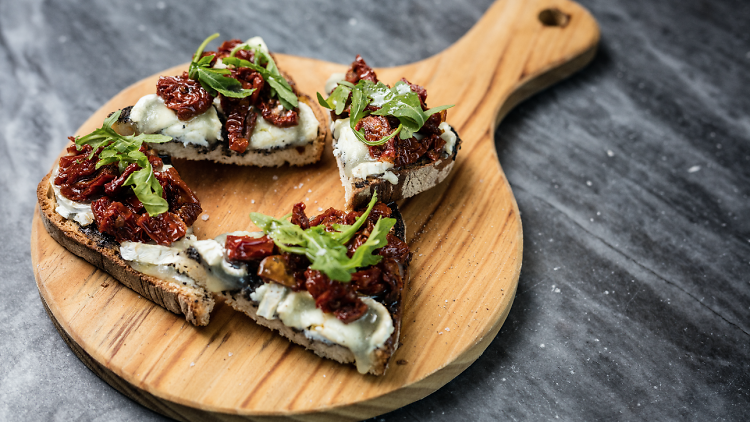 Bruschetta de queijo de cabra