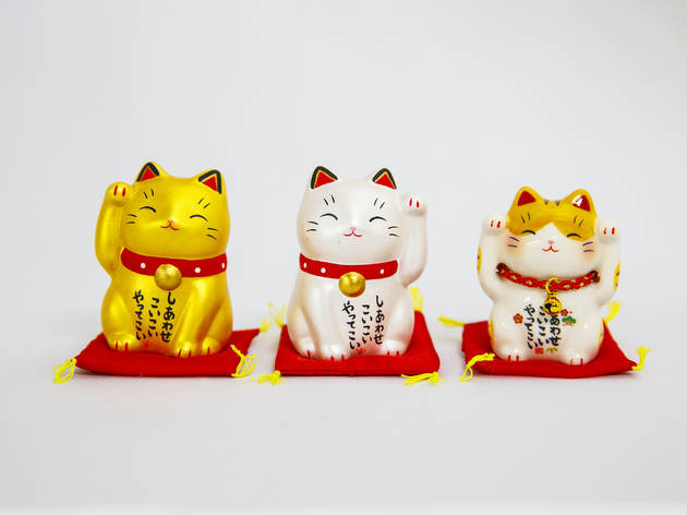 maneki neko waving arm