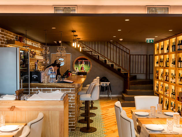 O Porto Santa Maria chegou ao centro da cidade com o restaurante Stairwell O Porto Santa Maria chegou ao centro da cidade com o restaurante Stairwell