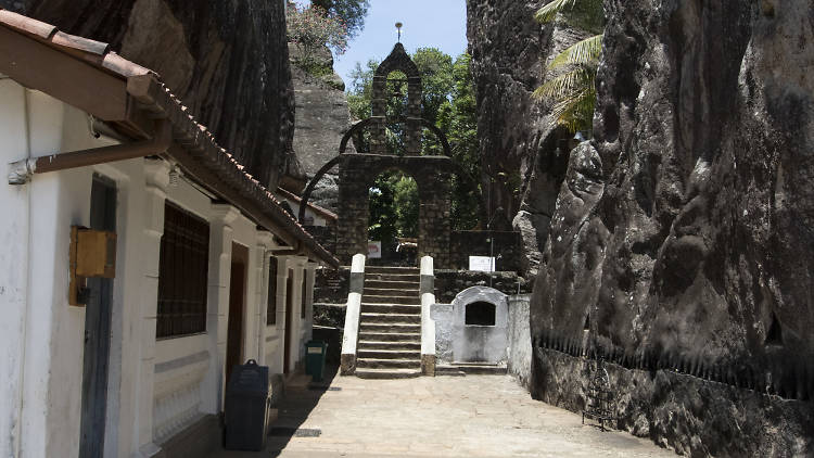 Alu Viharaya Rock Temple