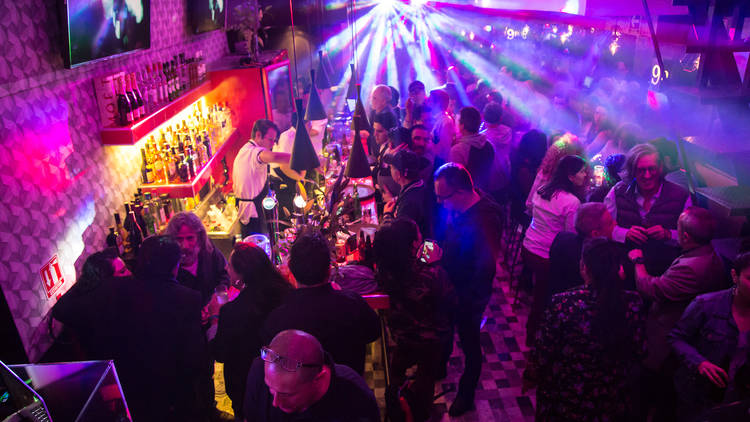 El 9 de Amberes, el icónico bar gay de los ochenta reabre sus puertas