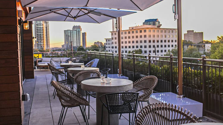 11 Best Rooftop Bars In Atlanta For Drinks And Cool Breezes 11 Best Rooftop Bars In Atlanta For Drinks And Cool Breezes