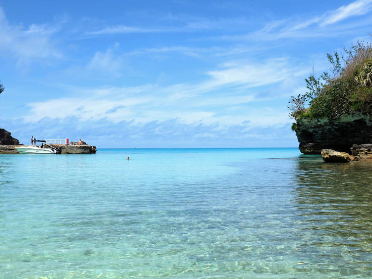 Cliff diving at Admiralty House Park