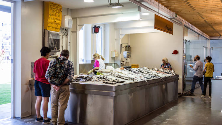 mercado do lumiar (Mesmo em dia de mudanças, há clientes à espreita)