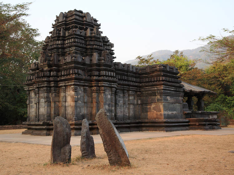 Mahadeva Temple, Tambdi Surla