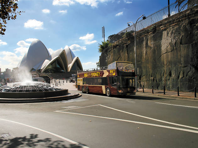 Big Bus drives in front of the Opera House.