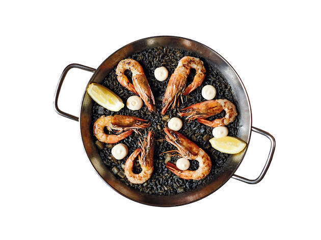 Tapisco - Paella negra com sépia, aioli e gambas Tapisco - Paella negra com sépia, aioli e gambas