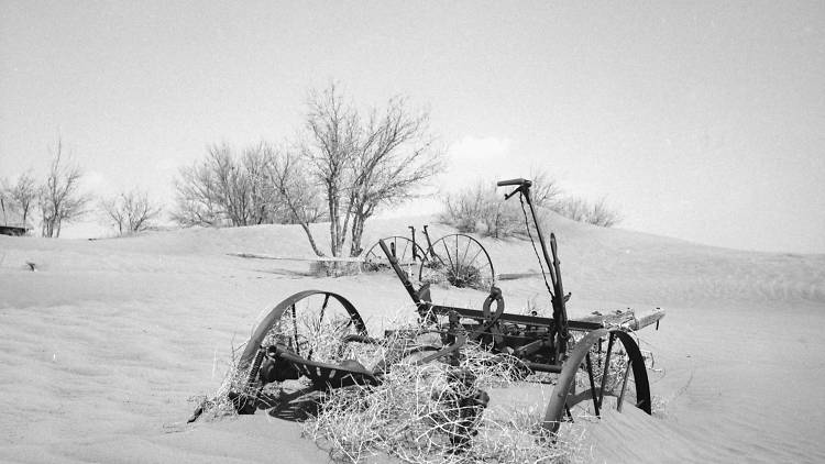 Maquinària agrícola enterrada per la pols, Oklahoma