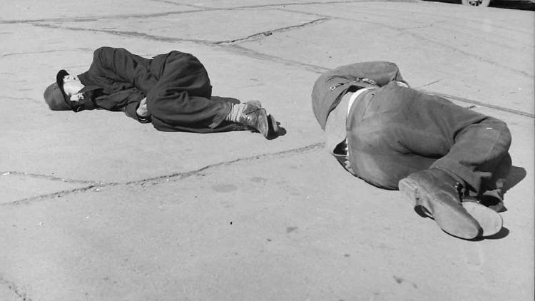 Homes dormint en un pàrquing d’un barri marginal de San Francisco, Califòrnia