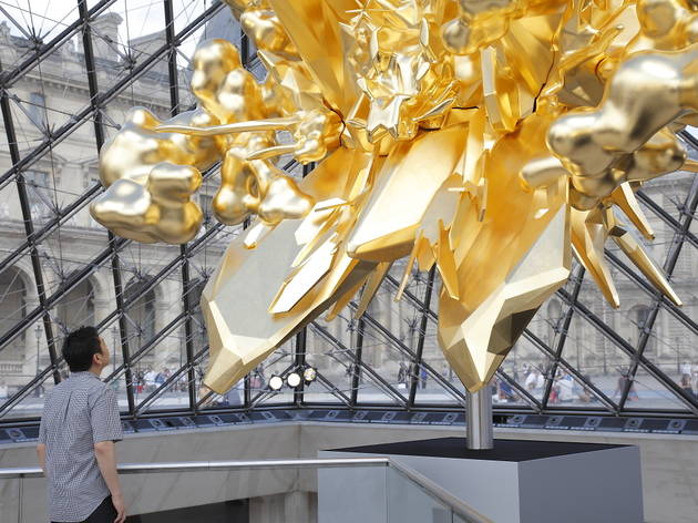 Un immense trône en or installé sous la Pyramide du Louvre Un immense trône en or installé sous la Pyramide du Louvre