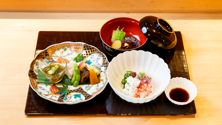 8つの料理に感動する。