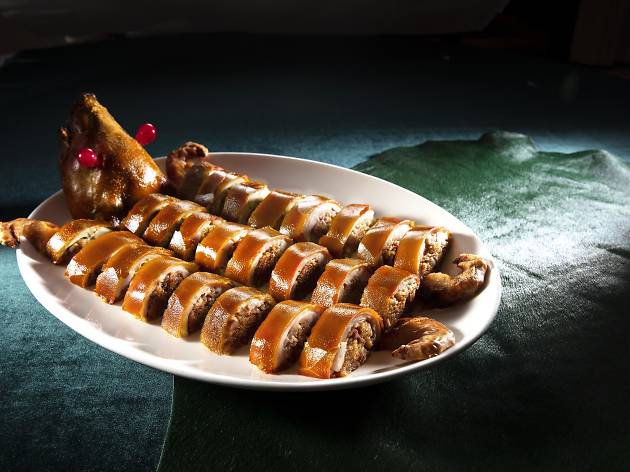 Crispy barbecued suckling piglet stuffed with glutinous rice Crispy barbecued suckling piglet stuffed with glutinous rice