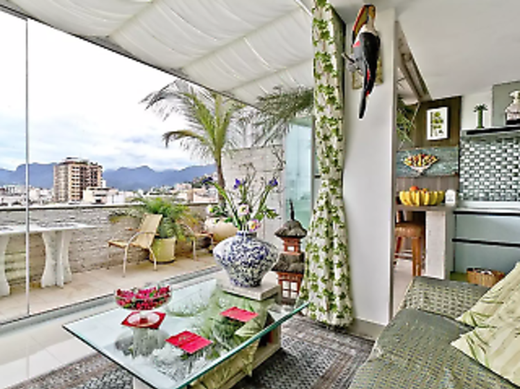  A tropically inspired penthouse in Arpoador