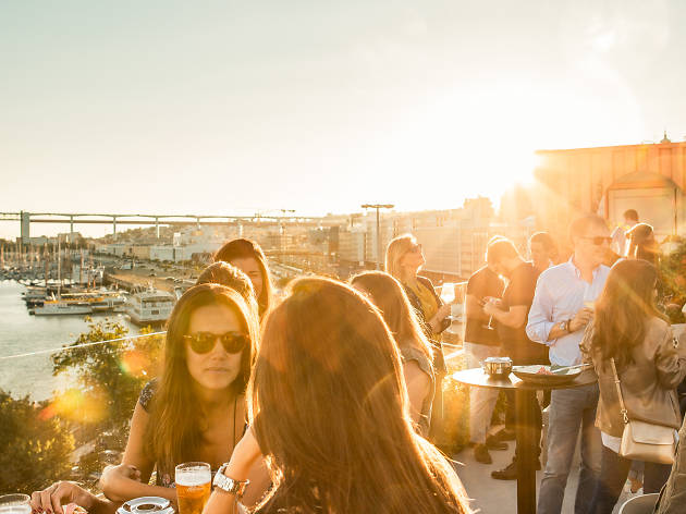 Os melhores sítios para beber um copo ao fim do dia em Lisboa Os melhores sítios para beber um copo ao fim do dia em Lisboa