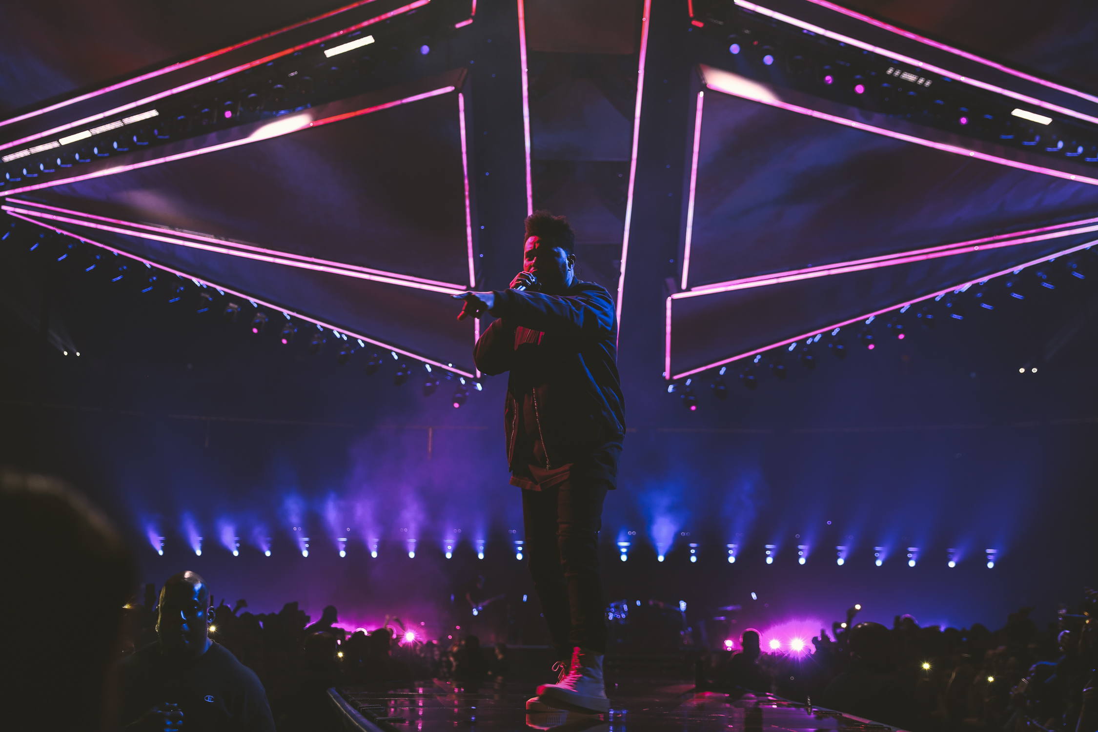 Weekend concerts. Концерт the Weeknd. The Weeknd на сцене. Weeknd на сцене 2015. Зе викенд концерт.