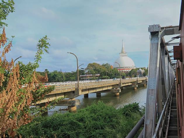 The Kalutara Bodhi greets the train The Kalutara Bodhi greets the train