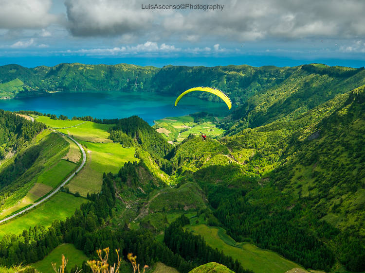 Take a picture of the Sete Cidades lagoon in São Miguel