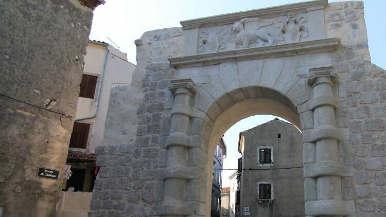 Find the medieval fortifications of Cres town