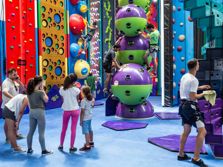 Aventure-se num dos maiores parques de trampolins da Europa