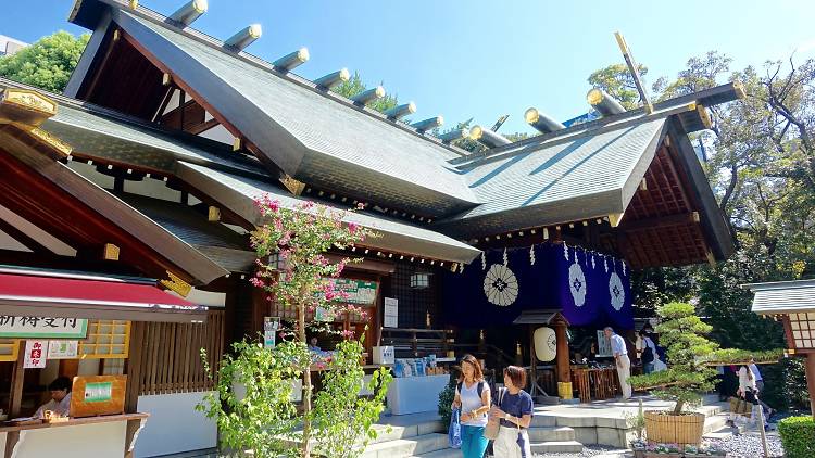 People walking at Shrine Tokyo Daijingu, Chiyoda