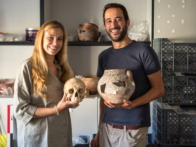 Arqueólogos José Pedro Henriques e Vanessa Filipe Arqueólogos dos ecopontos
