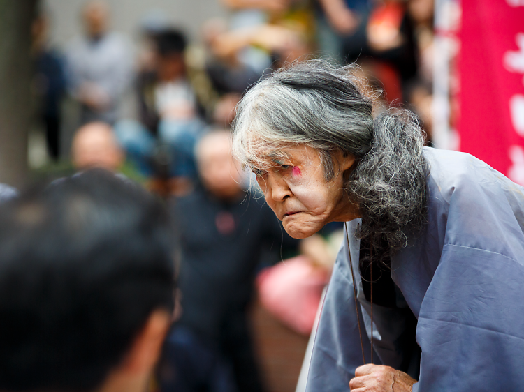 写真で振り返る50年目の舞、大道芸人ギリヤーク尼ヶ崎が新宿で公演