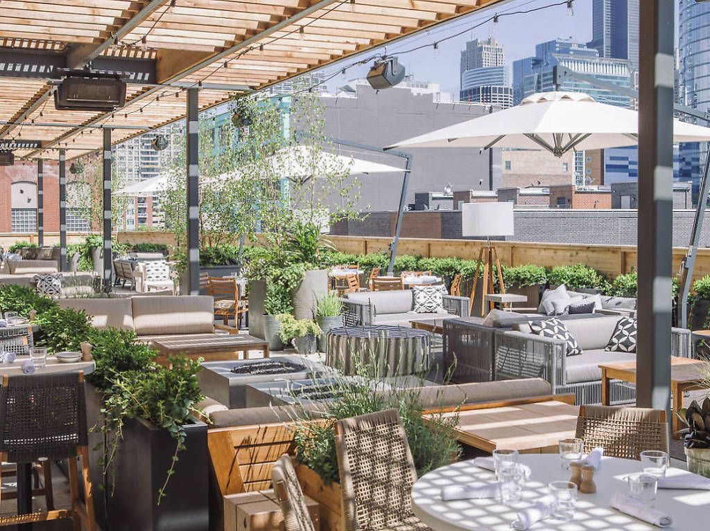 34 Best Rooftop Bars in Chicago to Check Out