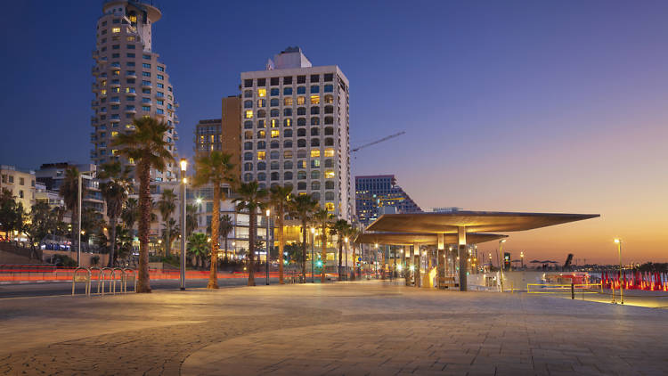 Stroll down the Tel Aviv Promenade