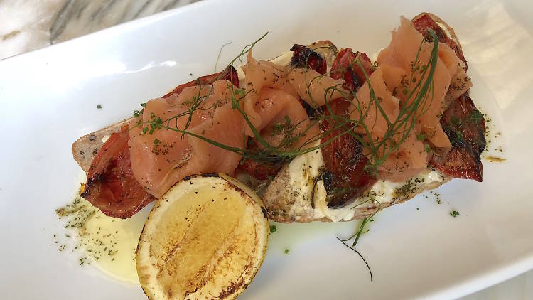 Toast de salmón de Blanco Colima