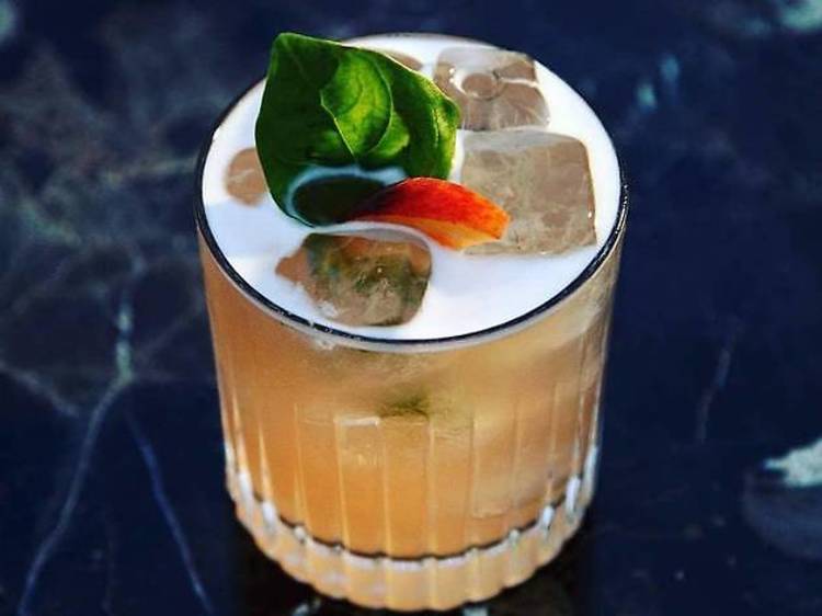 Déguster un rhum cocktail dans un bar branché