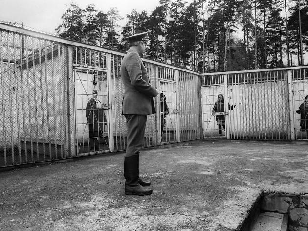 Yard privileges for solitary confinement prisoners, de Jane Evelyn Atwood Yard privileges for solitary confinement prisoners, de Jane Evelyn Atwood