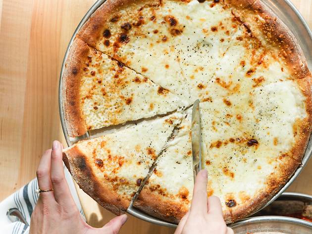 16 Best Pizza Restaurants In Chicago For A Cheesy Meal