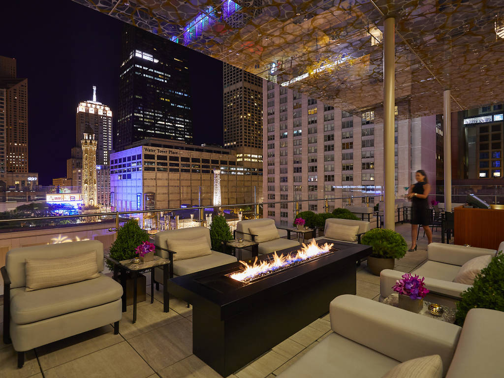 37 Cozy Restaurants & Bars in Chicago With Fireplaces