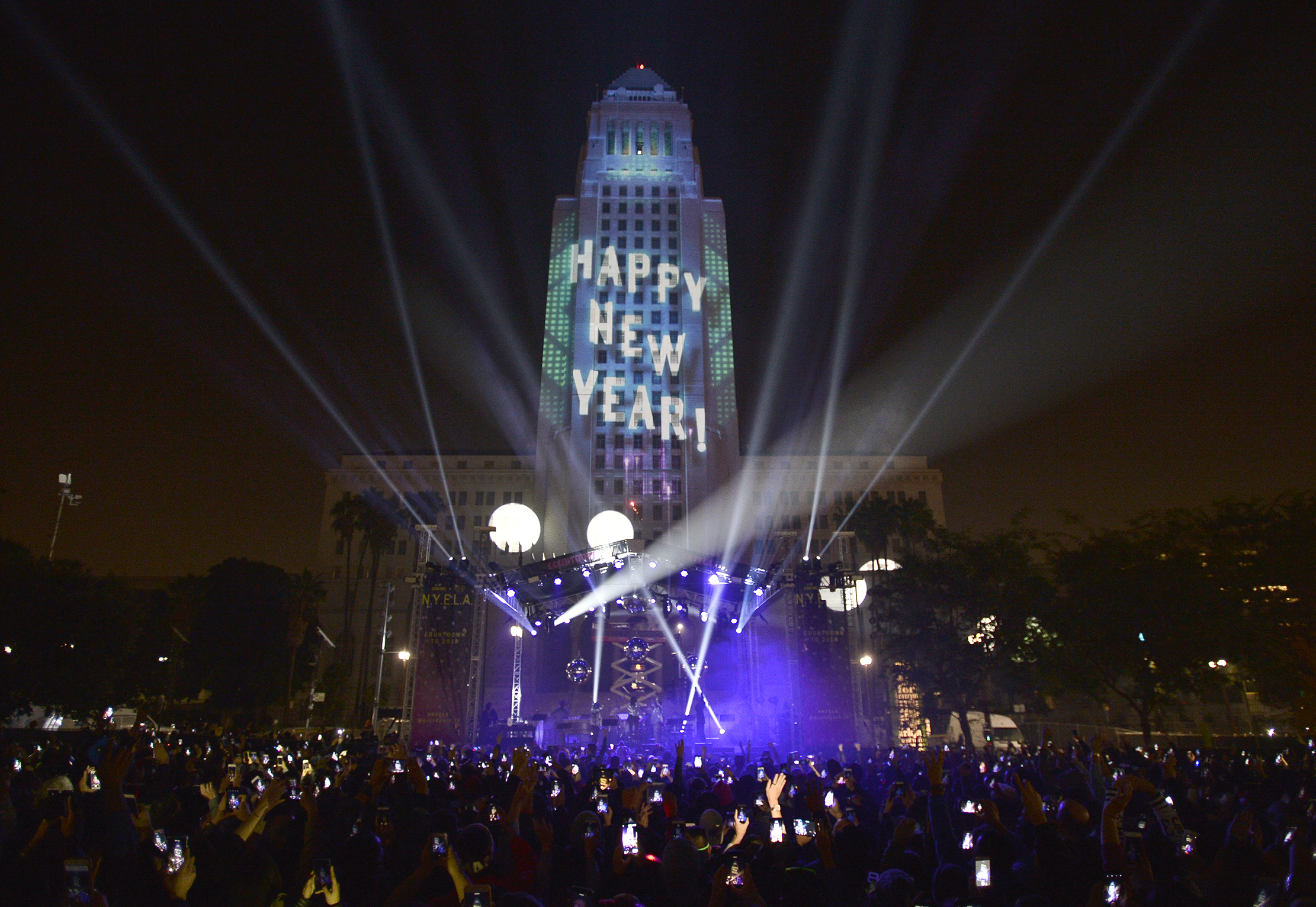 Los angeles concerts. Новый год Лос-Анджелес Гранд-парк. Grand Park in Downtown la. Live Downtown перевод.